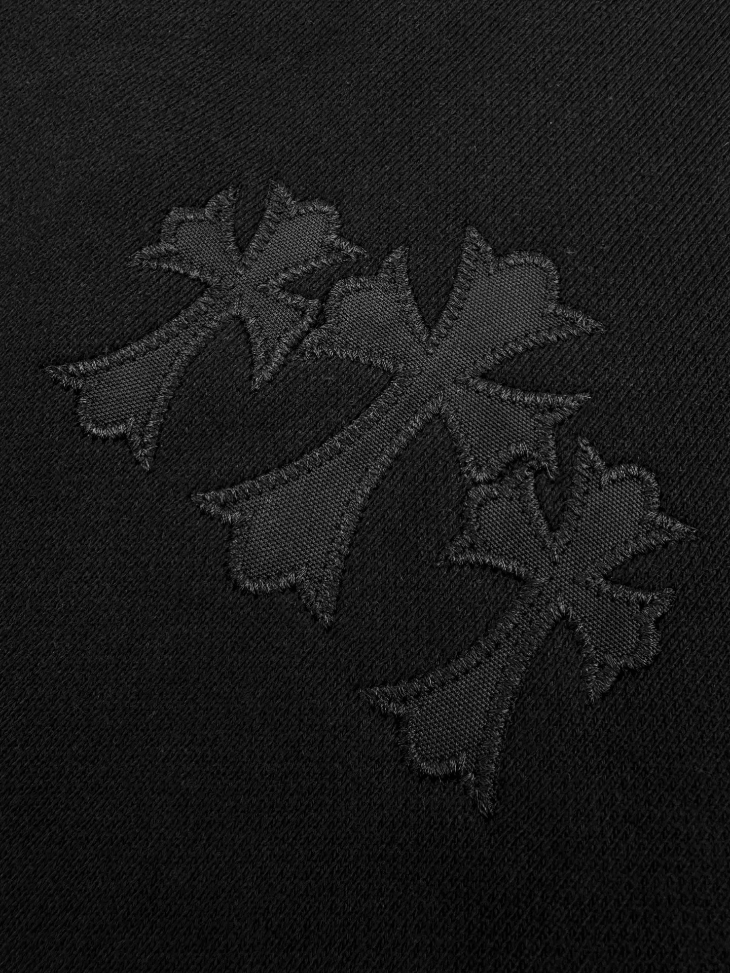 P390 Chrome Hearts Logo Round Neck Sweatshirt Customized heavy fortress intertwined air cotton, full of texture, heavy and solid, with classic black as the curtain, giving a deep sense of luxury. With the Chrome Hearts cross patch embroidery decoration on the chest, it becomes the ultimate interpretation of the dark Gothic style. The CH Gothic font is the finishing touch on the back panel, making the totem the focal point of your spirit. The logo iron plate sways slightly with the swing of the body, adding a sense of movement and vitality. Unobtrusive but with an indescribable aura, interpreting the perfect blend of retro and luxury. Process 1: Using imported machine patch embroidery technology, using advanced computer control systems and precision mechanical components to realize the Chrome Hearts logo patch embroidery operation, showing an embroidery effect with both clarity and three-dimensionality. Process 2: The fabrics have been washed and have a better hand feel. Not easy to deform, not easy to shrink, not easy to fade, and maintain long-term beauty. Accessories: Customized 1:1 CH iron plate Customized 1:1 CH trademark Fit: Loose fit Size: S M L XL Style number: CC917